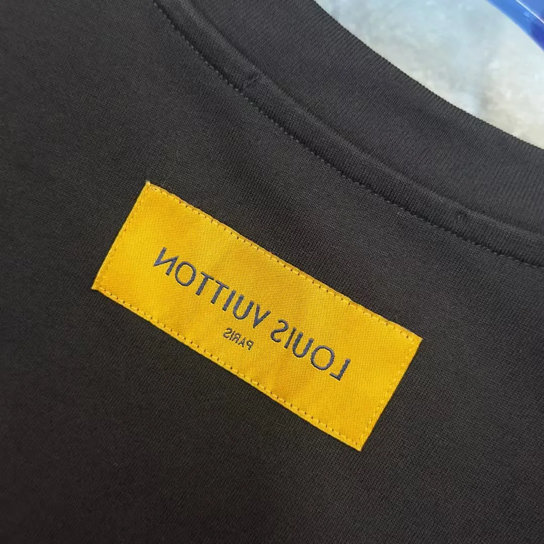 《LV~ 》 2026New Arrival Quality T ， , Versatile Quality ！ ‼ 32 G ‼ ， ， ， ， T 🤪 Sizes：S-M-L-XL-2XL ：Black，White， Same Style